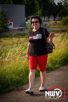 In Elburg konden de deelnemers aan de avondvierdaagse weer volop genieten van het prachtige wandelweer. - © NWVFoto.nl