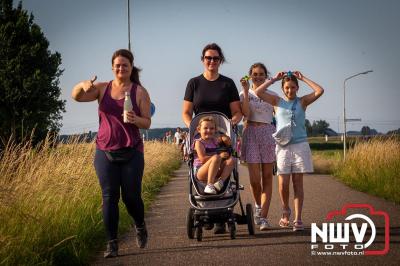 In Elburg konden de deelnemers aan de avondvierdaagse weer volop genieten van het prachtige wandelweer. - © NWVFoto.nl