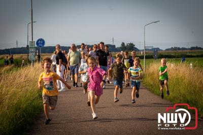 In Elburg konden de deelnemers aan de avondvierdaagse weer volop genieten van het prachtige wandelweer. - © NWVFoto.nl