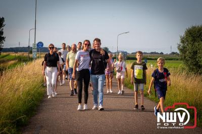 In Elburg konden de deelnemers aan de avondvierdaagse weer volop genieten van het prachtige wandelweer. - © NWVFoto.nl