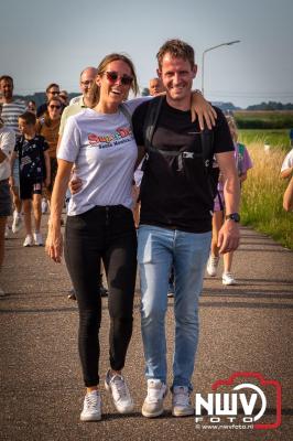 In Elburg konden de deelnemers aan de avondvierdaagse weer volop genieten van het prachtige wandelweer. - © NWVFoto.nl