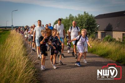 In Elburg konden de deelnemers aan de avondvierdaagse weer volop genieten van het prachtige wandelweer. - © NWVFoto.nl