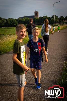 In Elburg konden de deelnemers aan de avondvierdaagse weer volop genieten van het prachtige wandelweer. - © NWVFoto.nl