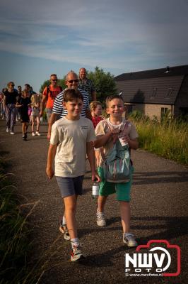 In Elburg konden de deelnemers aan de avondvierdaagse weer volop genieten van het prachtige wandelweer. - © NWVFoto.nl
