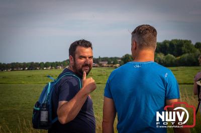 In Elburg konden de deelnemers aan de avondvierdaagse weer volop genieten van het prachtige wandelweer. - © NWVFoto.nl