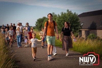 In Elburg konden de deelnemers aan de avondvierdaagse weer volop genieten van het prachtige wandelweer. - © NWVFoto.nl