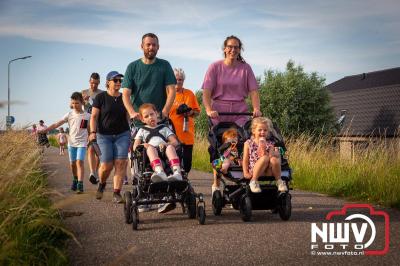 In Elburg konden de deelnemers aan de avondvierdaagse weer volop genieten van het prachtige wandelweer. - © NWVFoto.nl