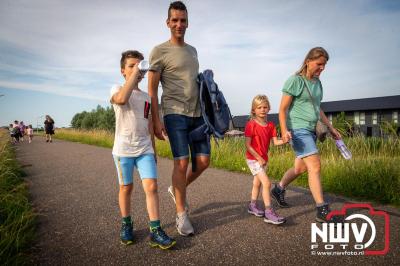 In Elburg konden de deelnemers aan de avondvierdaagse weer volop genieten van het prachtige wandelweer. - © NWVFoto.nl