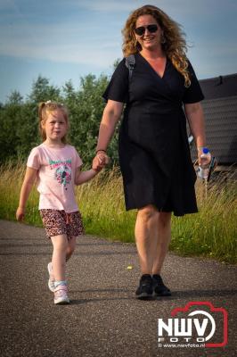 In Elburg konden de deelnemers aan de avondvierdaagse weer volop genieten van het prachtige wandelweer. - © NWVFoto.nl
