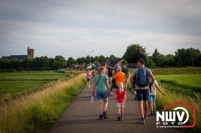 In Elburg konden de deelnemers aan de avondvierdaagse weer volop genieten van het prachtige wandelweer. - © NWVFoto.nl