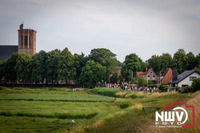 In Elburg konden de deelnemers aan de avondvierdaagse weer volop genieten van het prachtige wandelweer. - © NWVFoto.nl