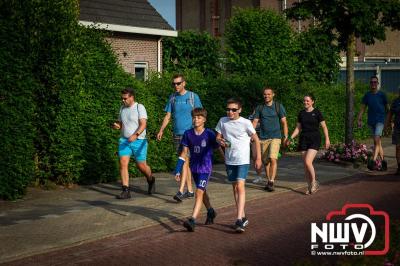 In Elburg konden de deelnemers aan de avondvierdaagse weer volop genieten van het prachtige wandelweer. - © NWVFoto.nl