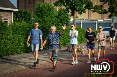 In Elburg konden de deelnemers aan de avondvierdaagse weer volop genieten van het prachtige wandelweer. - © NWVFoto.nl
