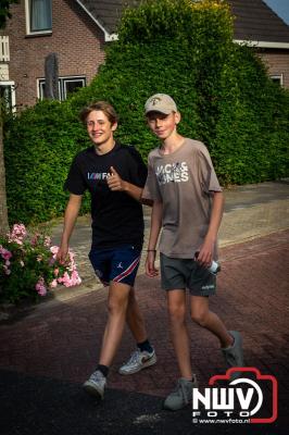 In Elburg konden de deelnemers aan de avondvierdaagse weer volop genieten van het prachtige wandelweer. - © NWVFoto.nl