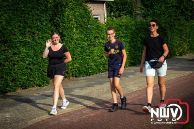 In Elburg konden de deelnemers aan de avondvierdaagse weer volop genieten van het prachtige wandelweer. - © NWVFoto.nl