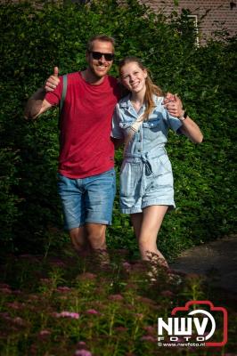 In Elburg konden de deelnemers aan de avondvierdaagse weer volop genieten van het prachtige wandelweer. - © NWVFoto.nl