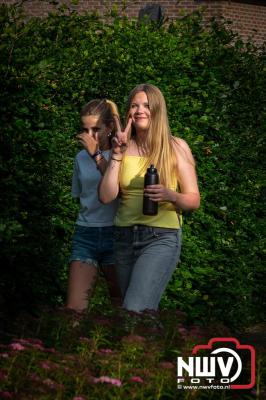 In Elburg konden de deelnemers aan de avondvierdaagse weer volop genieten van het prachtige wandelweer. - © NWVFoto.nl