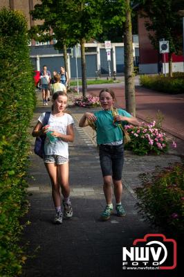 In Elburg konden de deelnemers aan de avondvierdaagse weer volop genieten van het prachtige wandelweer. - © NWVFoto.nl