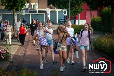 In Elburg konden de deelnemers aan de avondvierdaagse weer volop genieten van het prachtige wandelweer. - © NWVFoto.nl