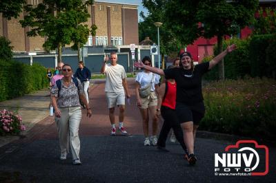 In Elburg konden de deelnemers aan de avondvierdaagse weer volop genieten van het prachtige wandelweer. - © NWVFoto.nl