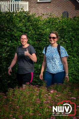 In Elburg konden de deelnemers aan de avondvierdaagse weer volop genieten van het prachtige wandelweer. - © NWVFoto.nl