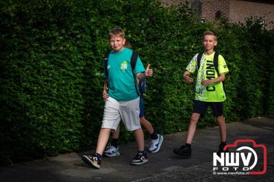 In Elburg konden de deelnemers aan de avondvierdaagse weer volop genieten van het prachtige wandelweer. - © NWVFoto.nl