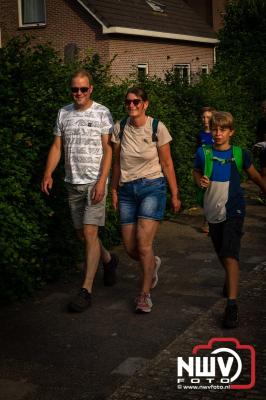 In Elburg konden de deelnemers aan de avondvierdaagse weer volop genieten van het prachtige wandelweer. - © NWVFoto.nl