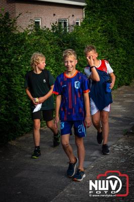 In Elburg konden de deelnemers aan de avondvierdaagse weer volop genieten van het prachtige wandelweer. - © NWVFoto.nl