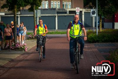 In Elburg konden de deelnemers aan de avondvierdaagse weer volop genieten van het prachtige wandelweer. - © NWVFoto.nl