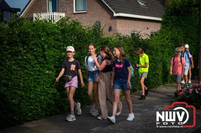 In Elburg konden de deelnemers aan de avondvierdaagse weer volop genieten van het prachtige wandelweer. - © NWVFoto.nl