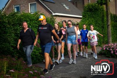 In Elburg konden de deelnemers aan de avondvierdaagse weer volop genieten van het prachtige wandelweer. - © NWVFoto.nl