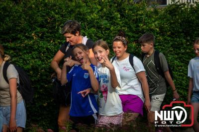 In Elburg konden de deelnemers aan de avondvierdaagse weer volop genieten van het prachtige wandelweer. - © NWVFoto.nl