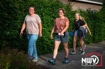 In Elburg konden de deelnemers aan de avondvierdaagse weer volop genieten van het prachtige wandelweer. - © NWVFoto.nl