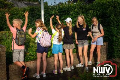 In Elburg konden de deelnemers aan de avondvierdaagse weer volop genieten van het prachtige wandelweer. - © NWVFoto.nl