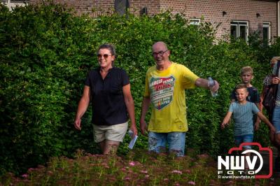 In Elburg konden de deelnemers aan de avondvierdaagse weer volop genieten van het prachtige wandelweer. - © NWVFoto.nl