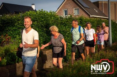 In Elburg konden de deelnemers aan de avondvierdaagse weer volop genieten van het prachtige wandelweer. - © NWVFoto.nl