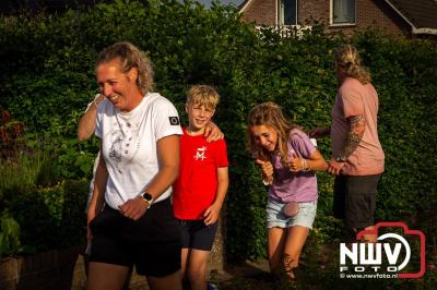 In Elburg konden de deelnemers aan de avondvierdaagse weer volop genieten van het prachtige wandelweer. - © NWVFoto.nl