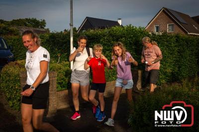 In Elburg konden de deelnemers aan de avondvierdaagse weer volop genieten van het prachtige wandelweer. - © NWVFoto.nl