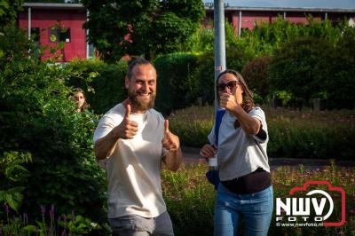 In Elburg konden de deelnemers aan de avondvierdaagse weer volop genieten van het prachtige wandelweer. - © NWVFoto.nl