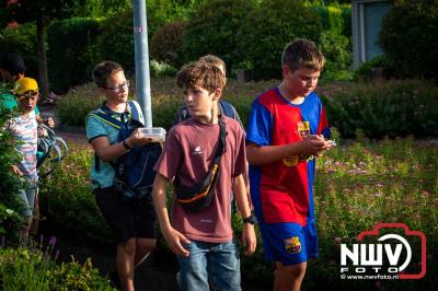 In Elburg konden de deelnemers aan de avondvierdaagse weer volop genieten van het prachtige wandelweer. - © NWVFoto.nl
