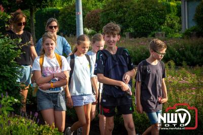 In Elburg konden de deelnemers aan de avondvierdaagse weer volop genieten van het prachtige wandelweer. - © NWVFoto.nl