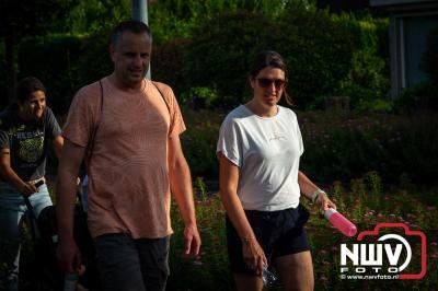 In Elburg konden de deelnemers aan de avondvierdaagse weer volop genieten van het prachtige wandelweer. - © NWVFoto.nl