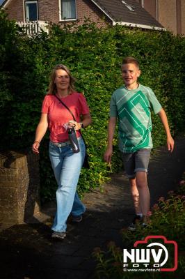In Elburg konden de deelnemers aan de avondvierdaagse weer volop genieten van het prachtige wandelweer. - © NWVFoto.nl