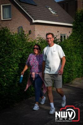 In Elburg konden de deelnemers aan de avondvierdaagse weer volop genieten van het prachtige wandelweer. - © NWVFoto.nl