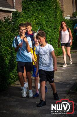 In Elburg konden de deelnemers aan de avondvierdaagse weer volop genieten van het prachtige wandelweer. - © NWVFoto.nl