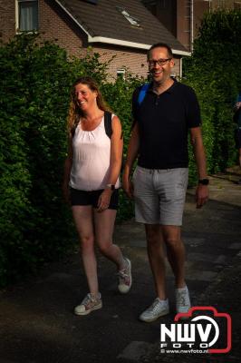 In Elburg konden de deelnemers aan de avondvierdaagse weer volop genieten van het prachtige wandelweer. - © NWVFoto.nl