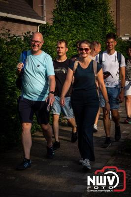 In Elburg konden de deelnemers aan de avondvierdaagse weer volop genieten van het prachtige wandelweer. - © NWVFoto.nl