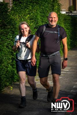 In Elburg konden de deelnemers aan de avondvierdaagse weer volop genieten van het prachtige wandelweer. - © NWVFoto.nl