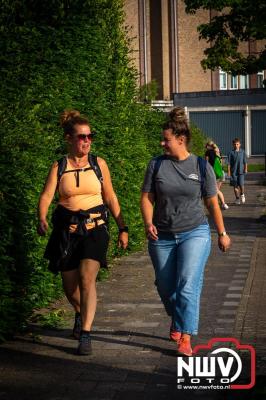In Elburg konden de deelnemers aan de avondvierdaagse weer volop genieten van het prachtige wandelweer. - © NWVFoto.nl
