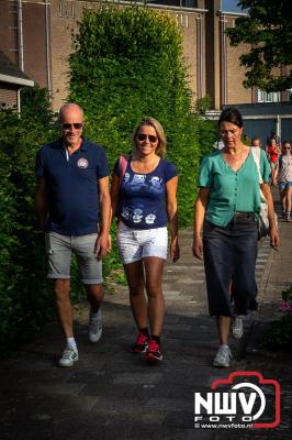 In Elburg konden de deelnemers aan de avondvierdaagse weer volop genieten van het prachtige wandelweer. - © NWVFoto.nl